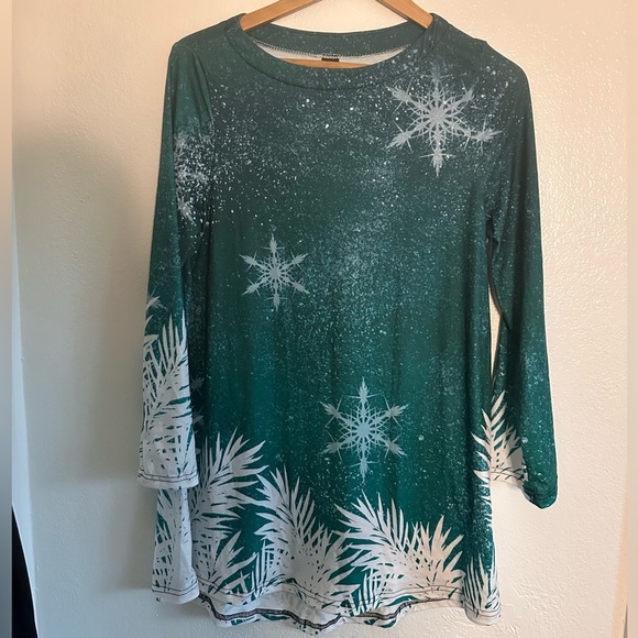 Casual Long Sleeve Holiday Snow Flake Images Shirt Women Size Medium Green NWOT - Picture 2 of 4